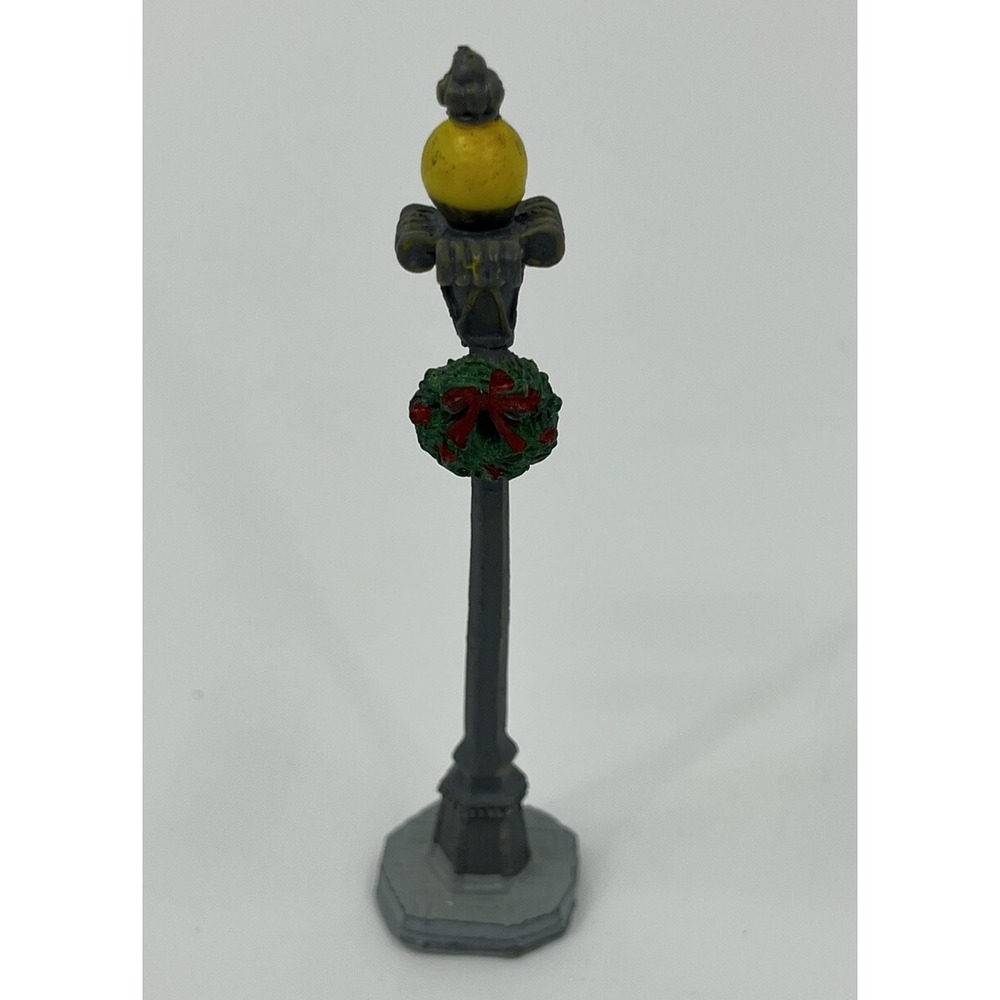 Lemax Christmas Village Lamp Post Street Light Wreath NOT Lighted 4"